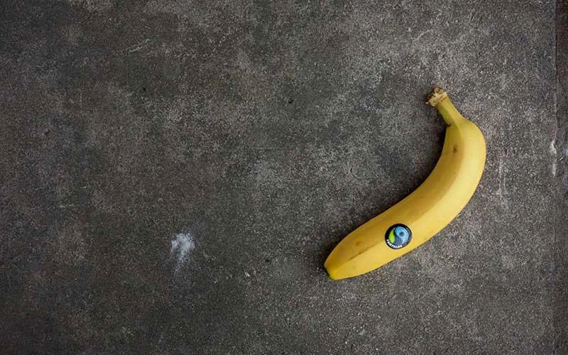Une banane sur fond noir.