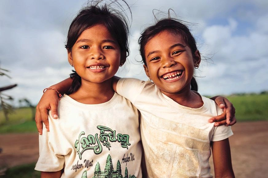 notre-travail-deux-filles-sourient-et- rient