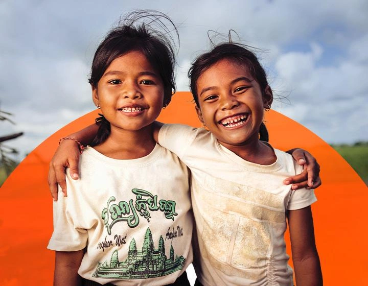 world-vision-canada-notre-action-deux-filles-sourient-et- rient