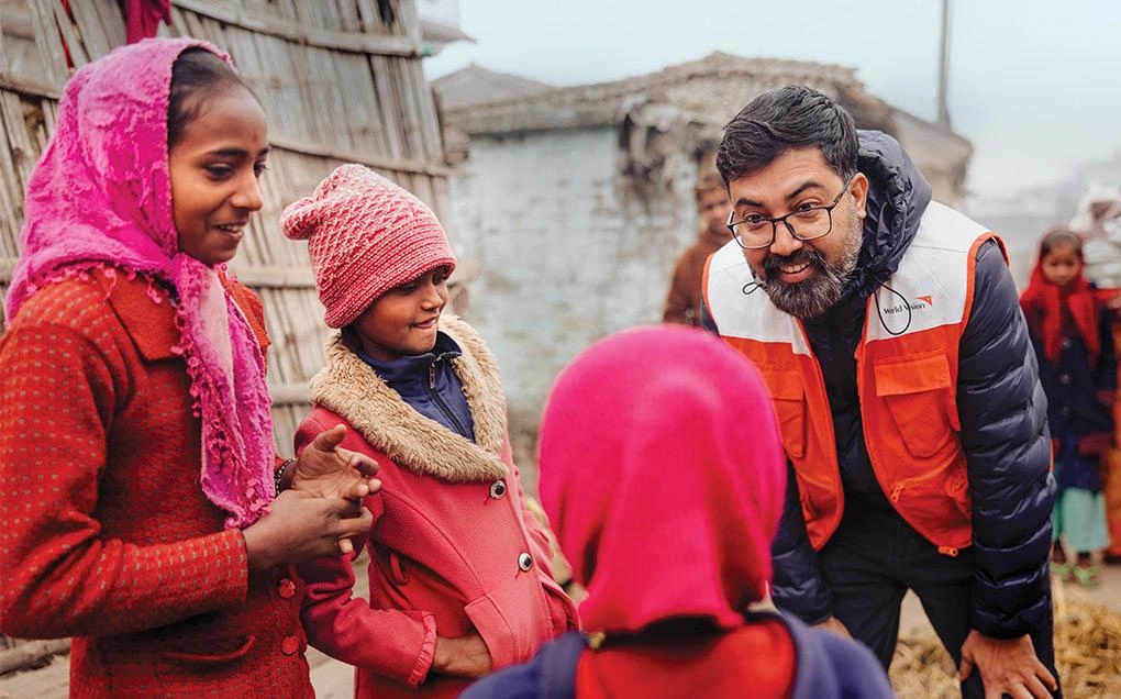 Des employés de World Vision viennent en aide à trois enfants
