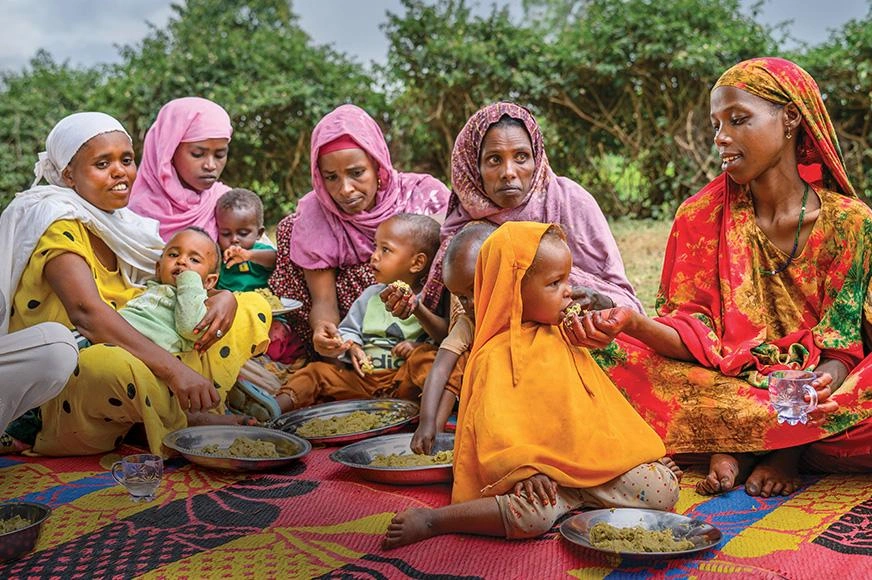 Des femmes qui nourrissent leurs enfants
