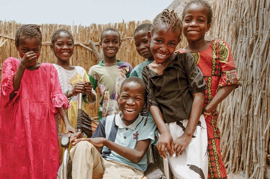 Un groupe d'enfants qui sourient tous ensemble