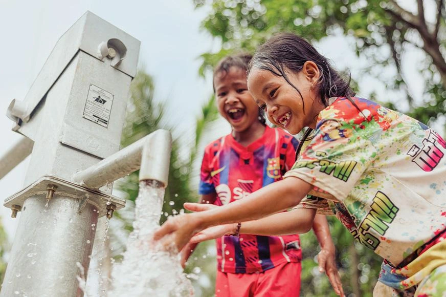 Deux enfants qui se lavent les mains