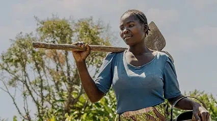 offrir-des-cadeaux-agricoles-à-une-femme-portant-une-houe-et-un-arrosoir