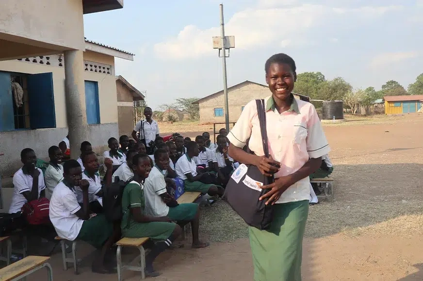 Nebila et ses camarades de classe ont reçu des trousses d'hygiène de la part de World Vision. (Soudan du Sud, 2021)