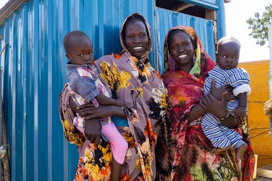 Teresa, accompagnée de son fils de 3 ans, et Nyankyok, avec son bébé de 5 mois, sont heureuses de disposer de latrines pour assurer leur hygiène et leur sécurité. (Soudan du Sud, 2019)