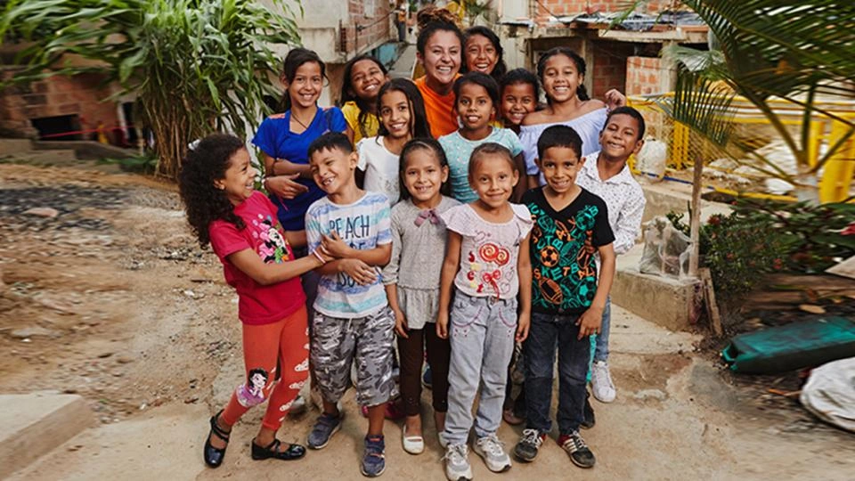 Un groupe d'enfants posant pour une photo