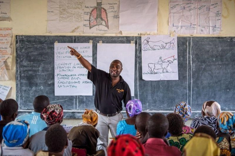 Un enseignant dans une salle de classe, en train d’enseigner l’état d’esprit d’autonomie.