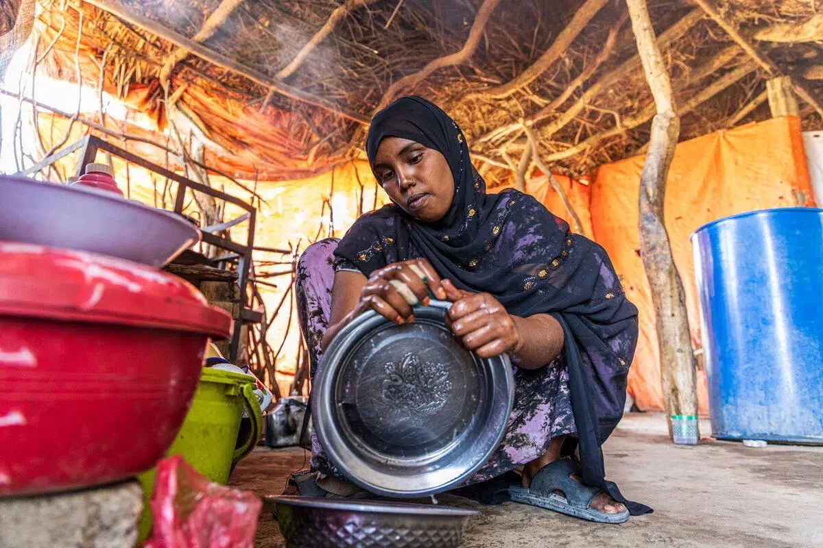 Marwa, 16 ans, travaille comme plongeuse.