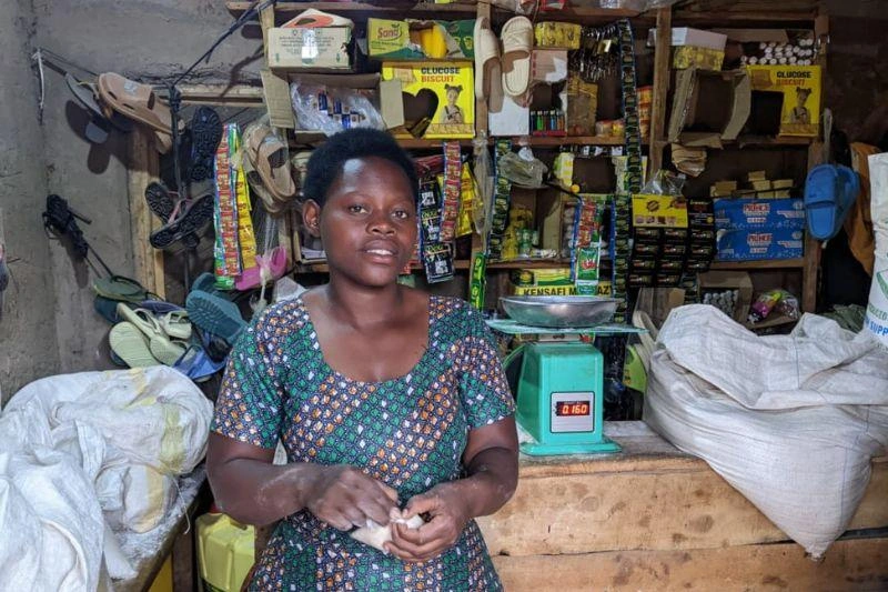 Angélique se tient dans sa boutique, qu’elle a ouverte grâce à un programme de formation pour les jeunes.